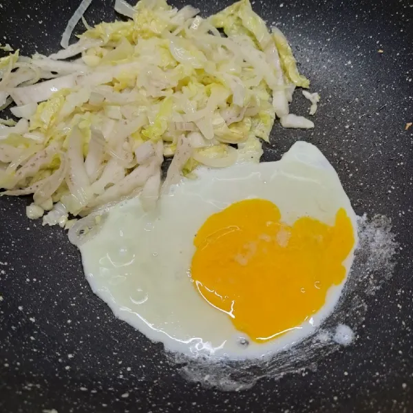 Pecahkan telur, beri sejumput garam. Buat orak arik telur.