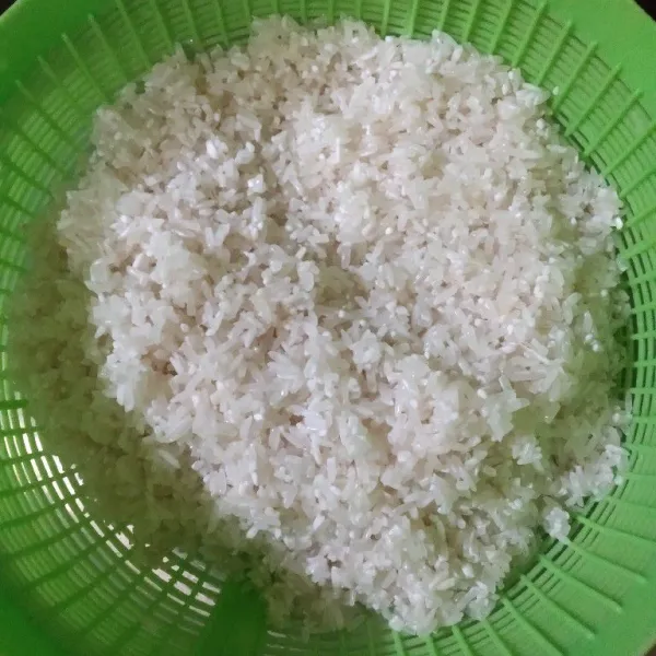 Cuci beras lalu tiriskan.