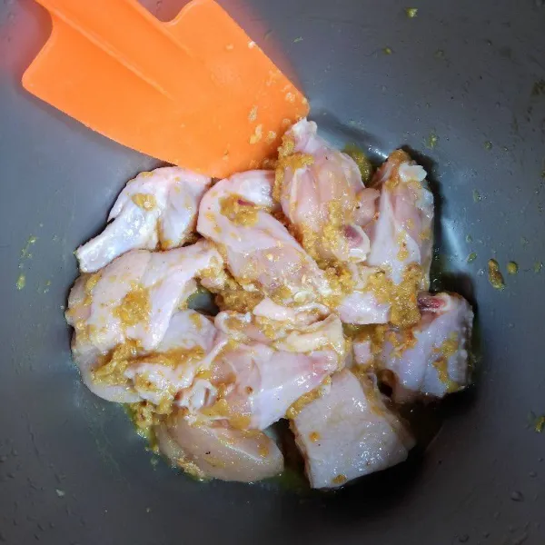 Lumuri ayam dengan bumbu