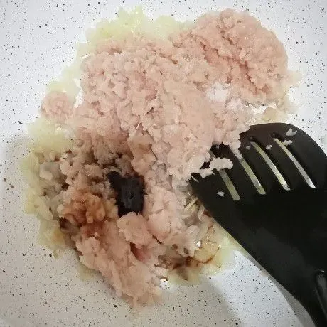 Masukkan ayam cincang dan bumbui dengan garam, lada, saos tiramtiram. Masak hingga matang kemudian angkat.