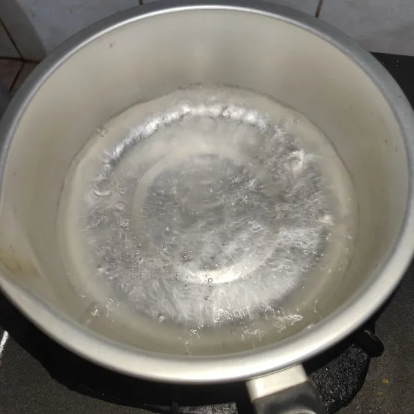 Tuang air ke panci, rebus air sampai mendidih.