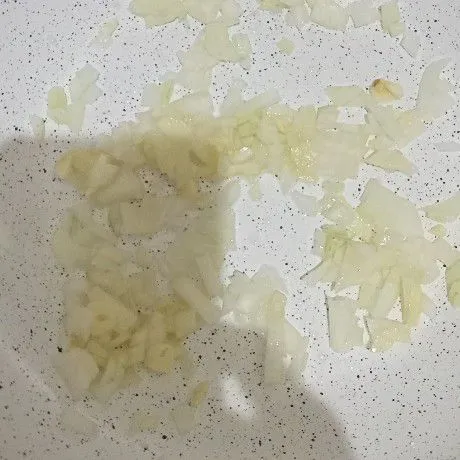 Tumis bawang bombai dan bawang putih hingga layu.