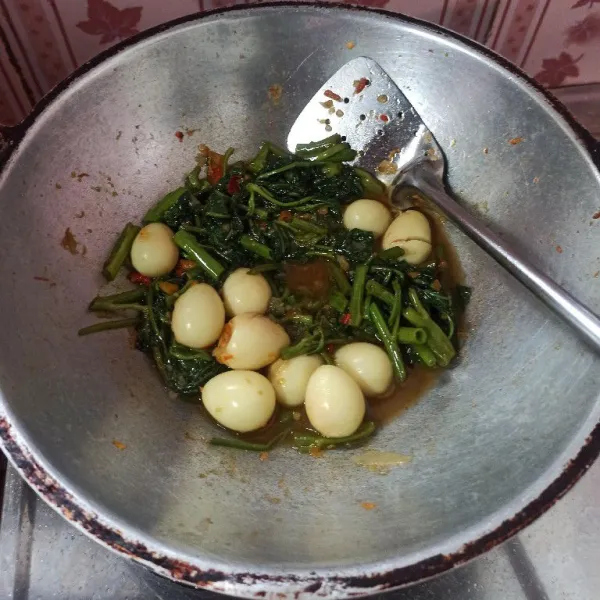 Selanjutnya masukkan telur puyuh, bumbui dengan garam, gula, kaldu jamur, kecap manis dan saus tiram, aduk rata dan masak hingga bumbu meresap, jangan lupa koreksi rasanya terlebih dahulu.