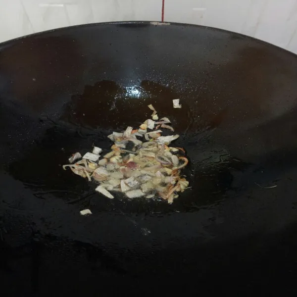Panaskan minyak tumis bawang merah dan bawang putih hingga harum, lalu masukan ikan asin aduk rata masak hingga ikan asin matang.