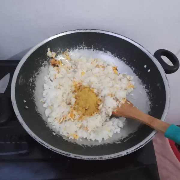 Tambahkan bumbu racik ayam goreng aduk rata, koreksi rasa, bila kurang asin tambahkan garam, kalau menurut saya ini sudah pas rasanya jadi tidak saya tambah apa-apa lagi