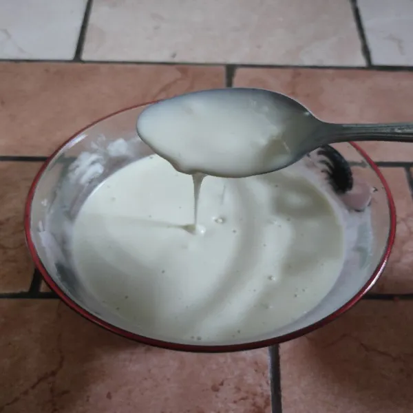 Campur tepung terigu, tepung beras, gula dan air aduk hingga tercampur (tekstur adonan sedikit kental).