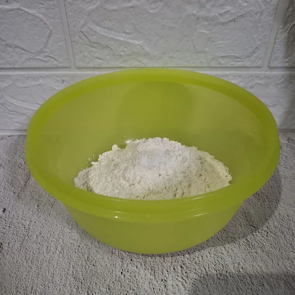 Masukkan tepung, garam dan kaldu bubuk ke dalam bowl. (Sambil membuat adonan, panaskan cetakan dengan api kecil).