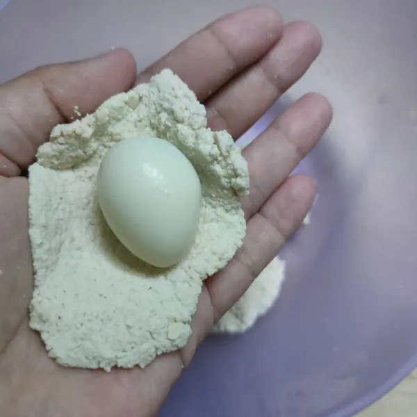 Ambil secukupnya adonan, isi menggunakan telur puyuh.