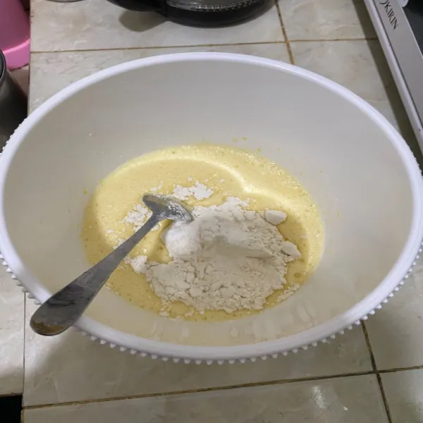 Tambahkan tepung, aduk kembali.