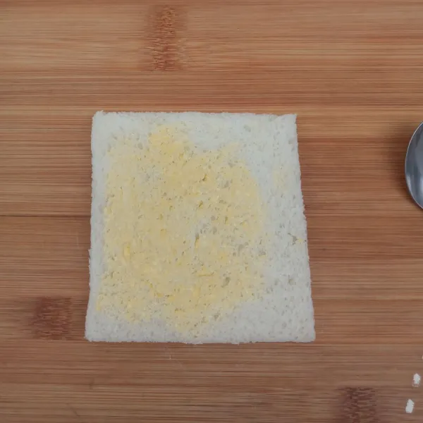 Ambil 1 lembar roti oles margarin di 1 sisinya