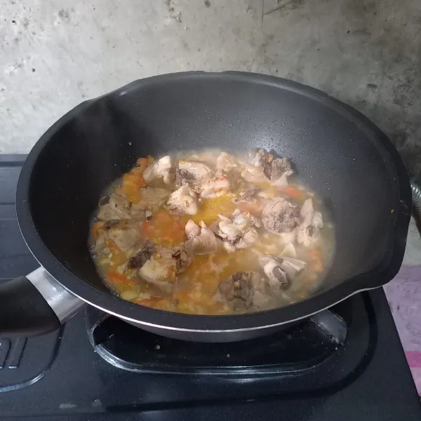 Tambahkan air dan masak ayam sampai matang.