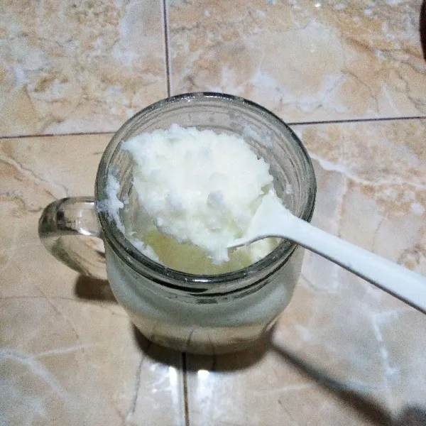 Siapkan coconut yogurt.