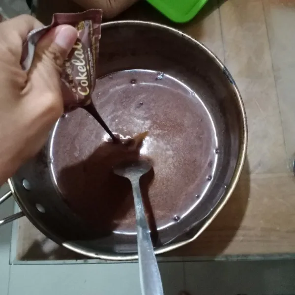 Masukkan susu kental manis coklat, kemudian aduk rata