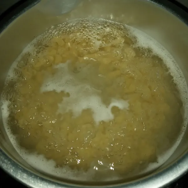 Rebus makaroni sampa al-dente, tiriskan. Sisakan sedikit air rebusannya.