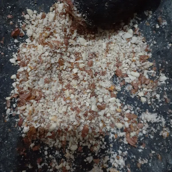Tumbuk kasar kacang tanah sangrai, sisihkan.