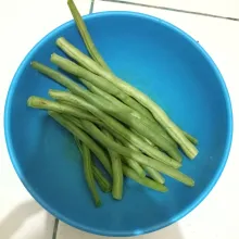 Bersihkan buncis dari seratnya.