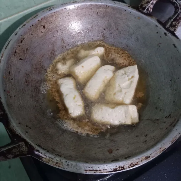 Goreng tahu dengan api sedang cenderung kecil hingga matang.