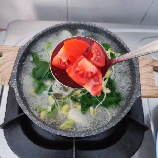 Setelah sayuran empuk, masukkan tomat, rebus hingga layu. Matikan kompor, sajikan.