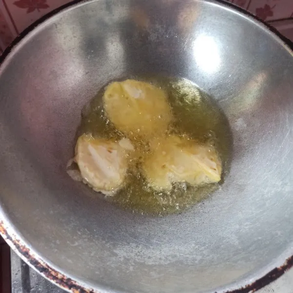 Panaskan minyak goreng secukupnya kemudian masukkan nanas dan goreng hingga matang.