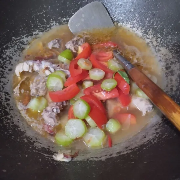 Masukkan tomat, belimbing wuluh, garam dan kaldu bubuk. Masak hingga layu.