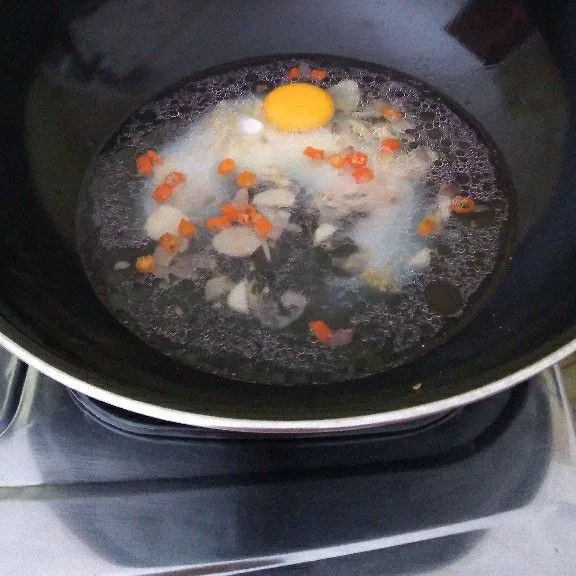 Tuang 350 ml air dan tambahkan telur . Masak hingga telur matang.