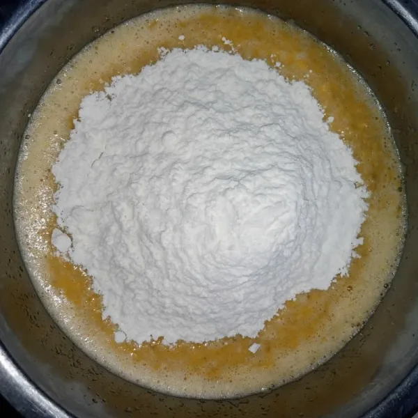 Masukkan tepung, baking soda dan garam. Aduk rata menggunakan wisk.