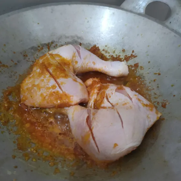 Tambahkan air, bumbui, masukkan ayam, kemudian masak hingga bumbu meresap dan ayam matang.