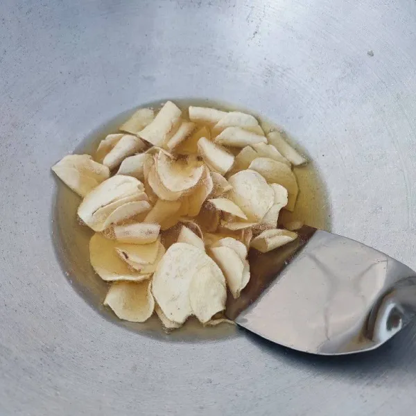 Goreng keripik talas sampai matang sambil diaduk. (ciri-ciri keripik yang sudah matang, minyak goreng sudah tidak berbuih dan keripik ringan ketika diaduk).