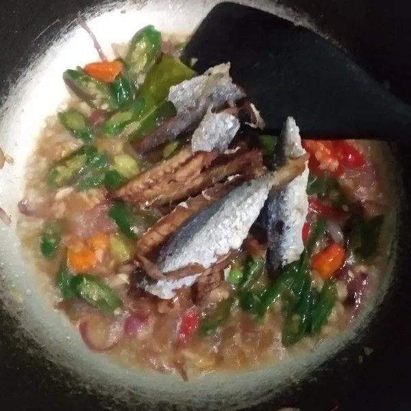 Lalu masukkan ikan pindang keranjang goreng, aduk rata, masak hingga bumbu meresap.