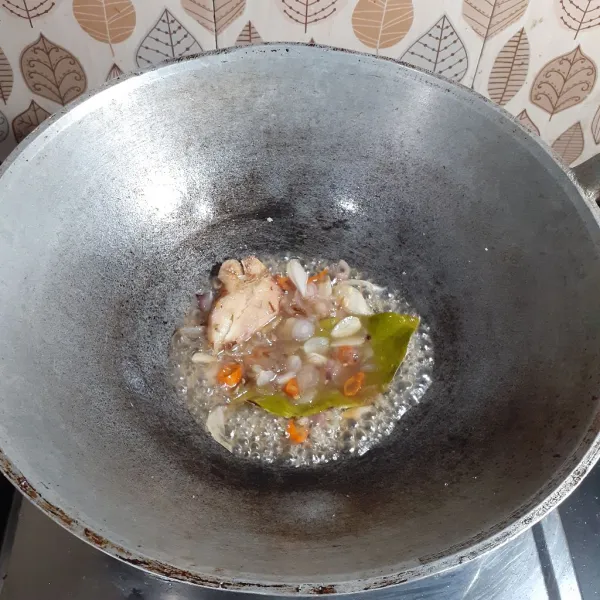 Tambahkan air, gula, garam, kaldu bubuk. Masak hingga mendidih.