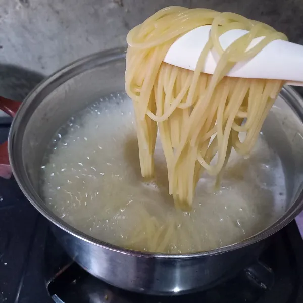 Rebus spaghetti selama 10 menit. Kemudian angkat dan tiriskan.