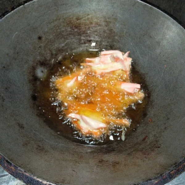 Panaskan minyak, lalu goreng cekeremes ubi hingga matang, angkat, tiriskan dan siap di sajikan.