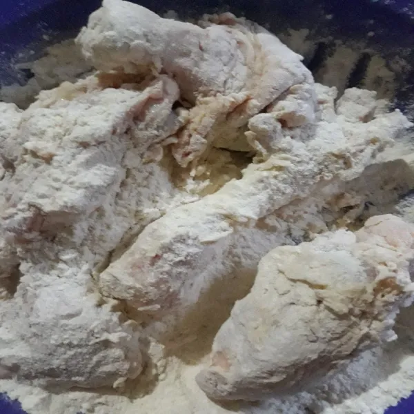 Kemudian masukkan ayam diatas tepung kering bagian 2. Sambil dicubit cubit tepungnya diatas ayam.