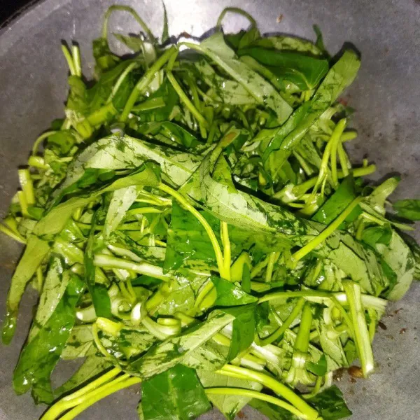 Masukkan garam dan kangkung, aduk rata.