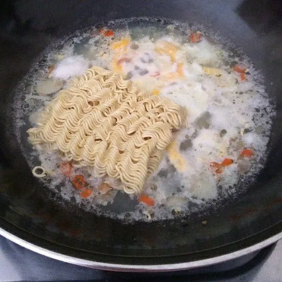 Tambahkan mie dan masak hingga setengah empuk.