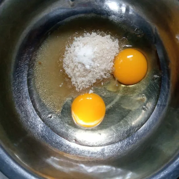Kocok telur, gula pasir dan vanilli sampai gula larut.