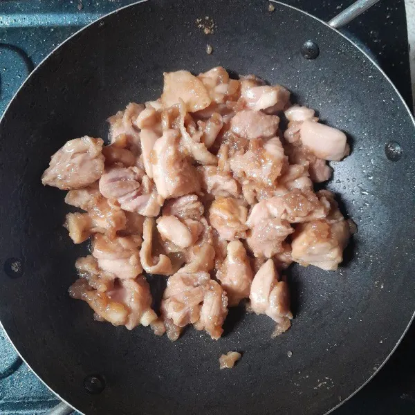Panaskan wajan, beri sedikit minyak, masukkan ayam yang sudah dimarinasi, masak hingga ayam berubah warna.