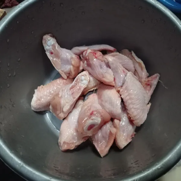 Potong-potong sayap ayam, cuci sampai bersih.