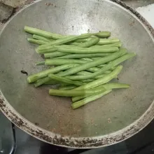 Goreng buncis hingga layu, lalu tiriskan.