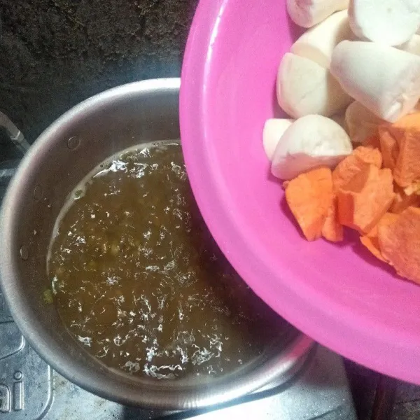 Nyalakan kompor, tambahkan air ke dalam panci sampai mendidih lalu tambahkan ubi dan singkong ke dalamnya, masak hingga ubi dan singkong matang.