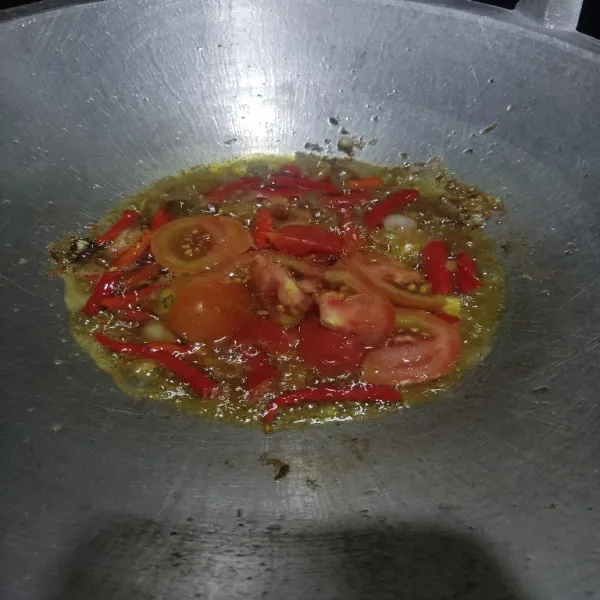 Goreng juga semua bahan sambal dalam minyak sisa menggoreng ikan hingga layu.