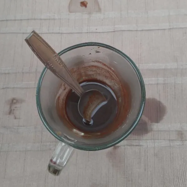 Campur kopi dengan 3 sdm air panas aduk rata, sisihkan