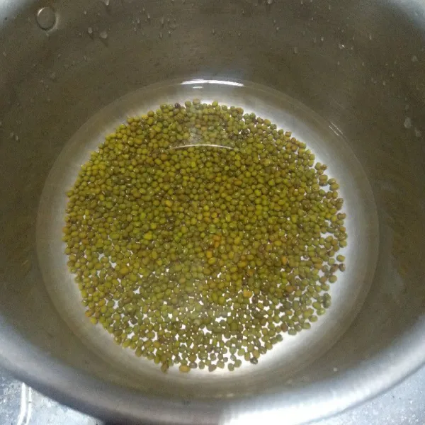 Rebus kacang hijau selama 5-10 menit lalu matikan kompor dan diamkan.