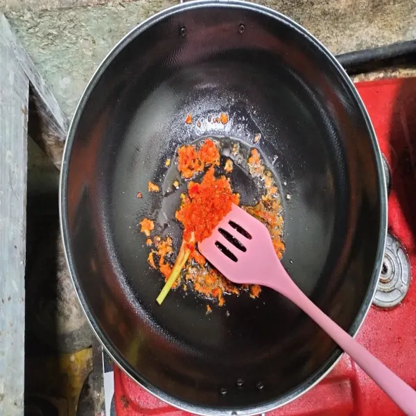 Tuangkan minyak goreng, masukkan bumbu halus, sereh dan daun salam. Tumis sampai harum.