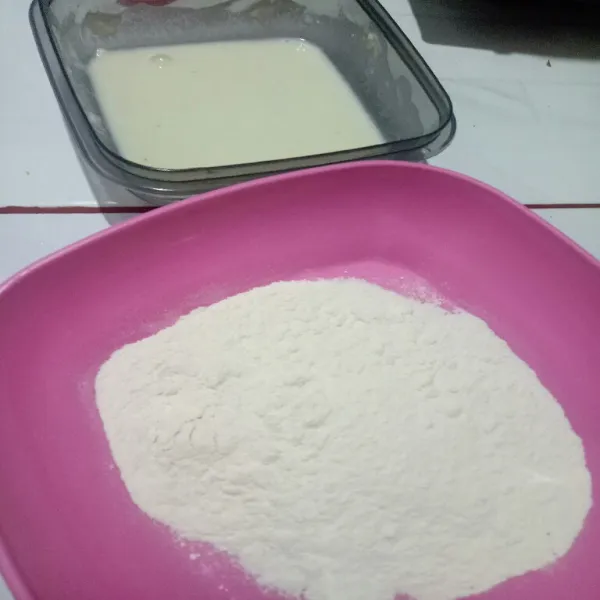 Siapkan bahan adonan tepung basah dan tepung kering.