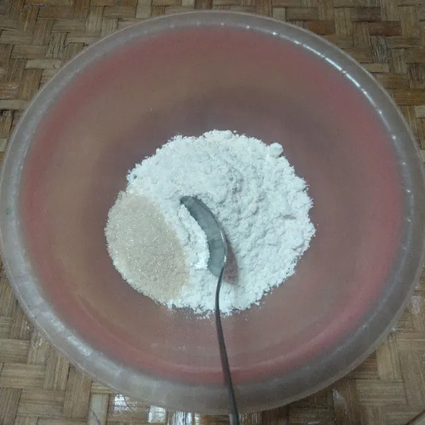 Siapkan wadah,lalu masukan tepung terigu, tepung beras,gula pasir dan garam.
