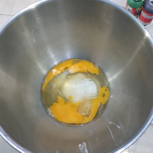 Langkah yang pertama pecah kan telur dan tambahkan gula pasir emulsifier garam dan vanili kocok hingga mengembang putih dan berjejak.