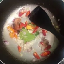 Tumis hingga harum, bawang merah, bawang putih , cabe, lengkuas dan daun salam.