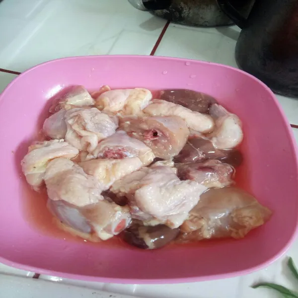 Cuci bersih ayam, potong potong. Lalu beri sedikit garam dan perasan jeruk nipis diamkan selama 15 menit.