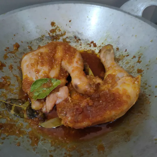 Setelah bumbu meresap, sisihkan sisa bumbu.